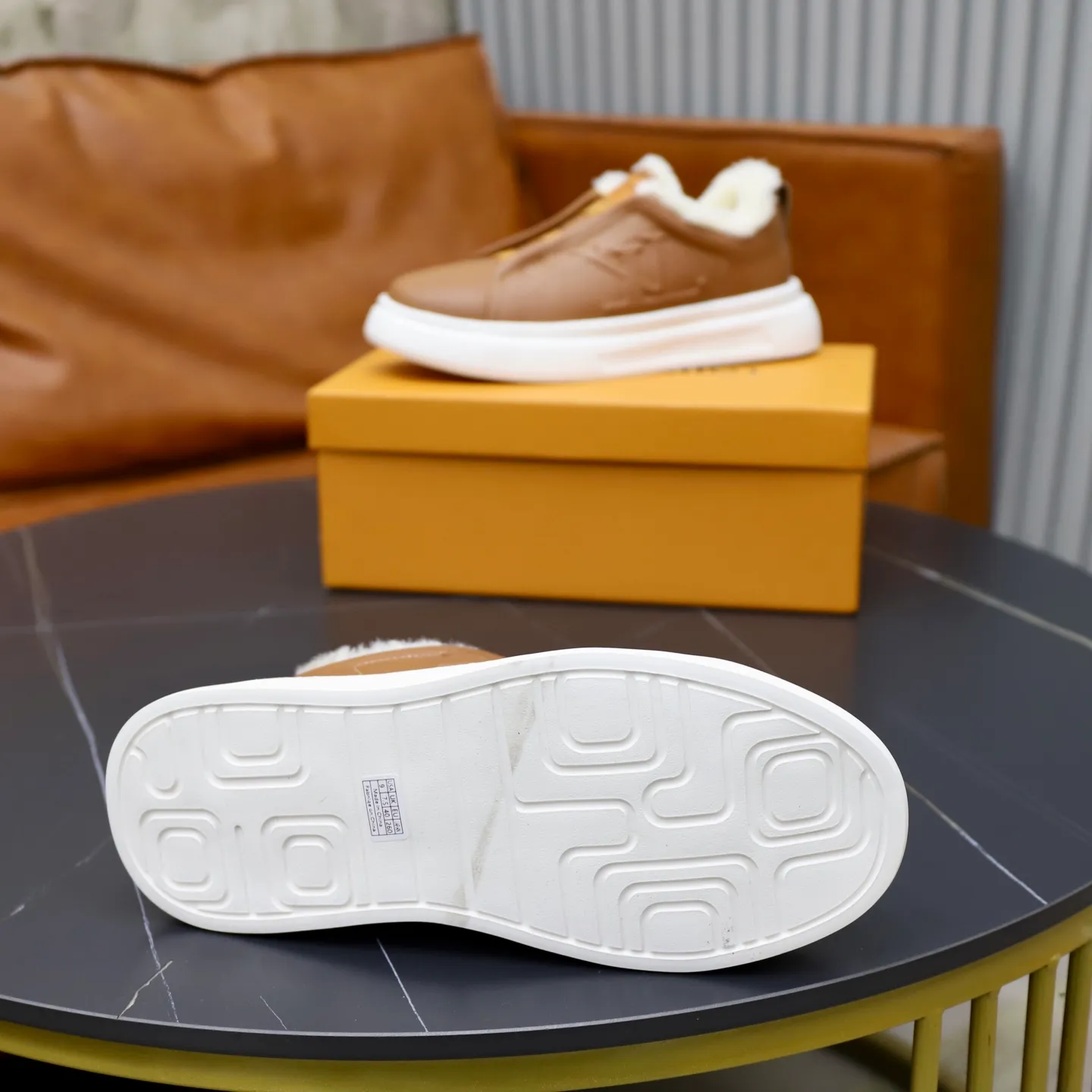 Ex-factory price: 500💰🙅‍♂️🙅‍♂️🙅‍♂️ Brand: LV Louis Vuitton Standard code: 38-44 (45 customized) Grade: Same as the official website Material: Original cowhide fabric Comfortable and warm wool lining Increased lightness, wear-resistant and soft outsole Style category: Men's fashionable casual shoes Running sneakers Distinguished luxury brand elements Top luxury Color: actual picture color